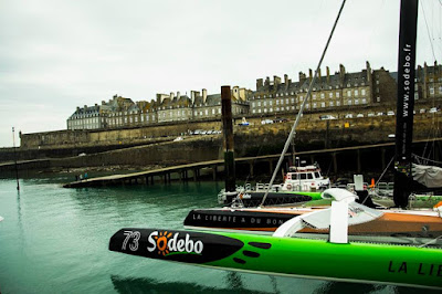 Sodebo Ultim au pied des remparts de Saint Malo pour The Transat.