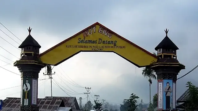 Gapura Selamat Datang di Ruteng, Ibu Kota Kabupaten Manggarai, Nusa Tenggara Timur