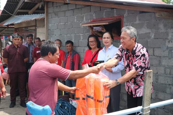 Wongkar Serahkan Bantuan DKP Provinsi Sulut Kepada 