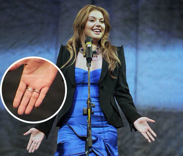 Кольцо на безымянном пальце правой руки Алина Кабаева носит как минимум с 2011 года