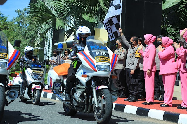 Hari Jadi Polwan dan HKGB, Kapolda Sumbar Lepas Ratusan Paket Bansos