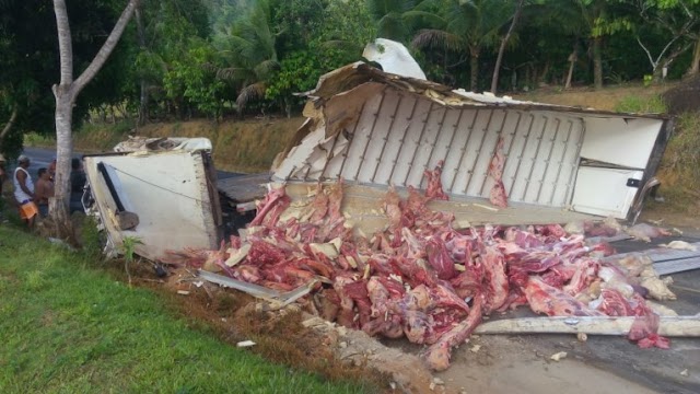 Acidente com caminhão carregado de carne é registrado na ladeira do Ribeirão entre Amargosa e Mutuípe