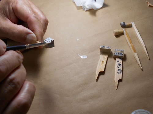 57、帆船模型日本丸を作る・ブリッジの製作と部品の塗装。部品を筆で白く塗ります。