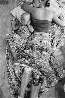 Victima de las minas durmiendo con su bebé