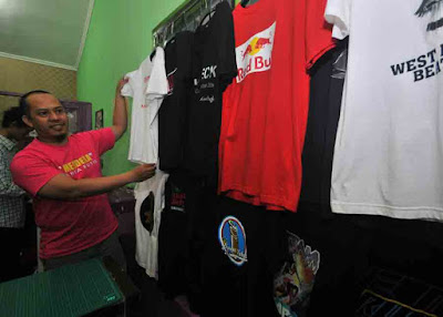 TREN KAOS : Dwi Agus saat memamerkan produknya. Foto Haryadi/Pontianak Post