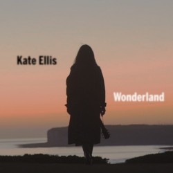 Kate Ellis brilha e emociona em seu novo single