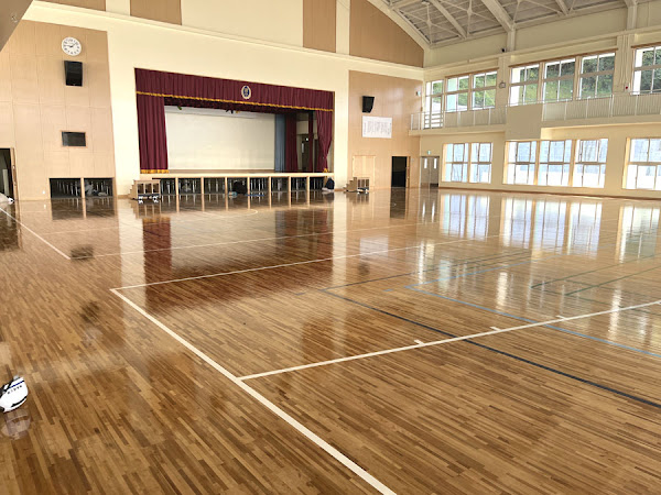 カバ桜大型積層無塗装品を体育館の床に施工