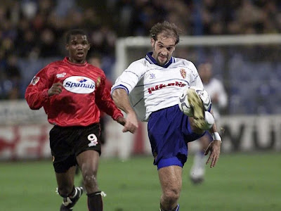 Marco Lanna despeja un balón ante la mirada de Samuel Etoo en partido entre Zaragoza y Mallorca