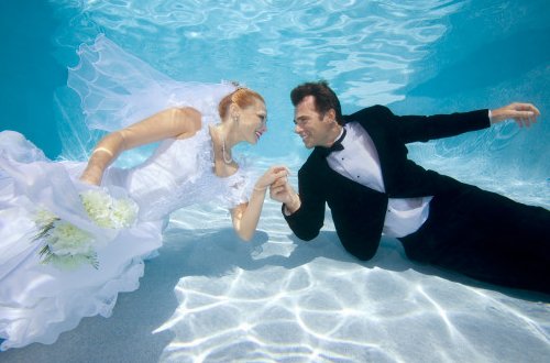 Wedding ceremony under water