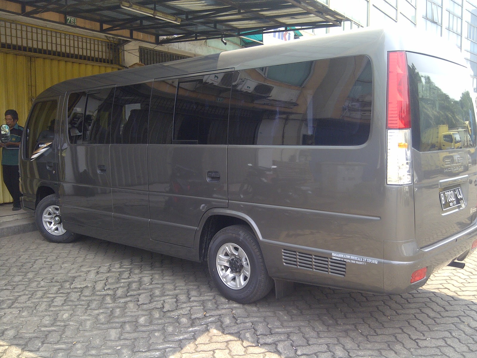 Microbus ELF NKR 55 LWB Long 4 Ban Karoseri RodaNadaKarya