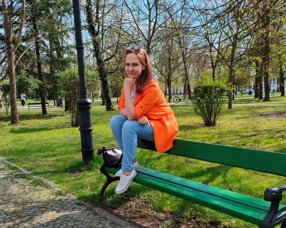 Miejska elegancja - pomarańczowy żakiet damski, jeansy i trampki - wygodna stylizacja na co dzień