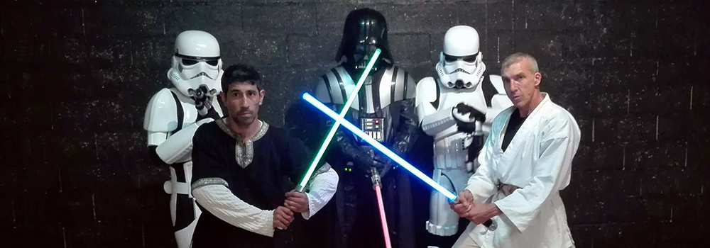 Spectacle – Star Wars theme : SW Destructuration. Création : Alexis DIENNA, régleur cascades. Escrime Cascade : https://www.escrimecascade.com/