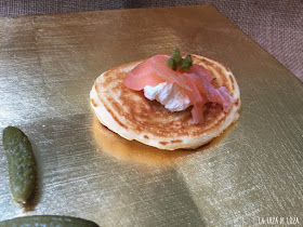 blini-con-salmón-crema-ácida