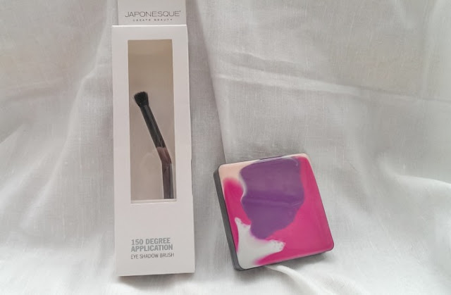 Japonesque goodies - eye shadow brush & face powder