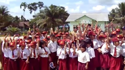 Plt Dinas Pendidikan Kabupaten Sekadau Edukasi Sikat Gigi Bersama Siswa SDN 20 Sejirak