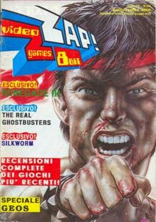 Zzap! 34 - Maggio 1989 | PDF HQ | Mensile | Videogiochi
Zzap! era una rivista italiana dedicata ai videogiochi nell'epoca degli home computer ad 8-bit.
La rivista originale nasce in Inghilterra col titolo Zzap!64, edita dalla Newsfield Publications Ltd (e in seguito dalla Europress Impact) in Regno Unito. Il primo numero è datato Maggio 1985; era, in questa sua incarnazione britannica, dedicata esclusivamente ai videogiochi per Commodore 64, e solo in un secondo tempo anche a quelli per Amiga; una rivista sorella, chiamata Crash, si occupava invece dei titoli per ZX Spectrum.
L'edizione italiana (intitolata semplicemente Zzap!), autorizzata dall'editore originale, era realizzata inizialmente dallo Studio Vit, fino a quando l'editore decise di curare la rivista con il supporto della sola redazione interna, passando poi, dopo qualche tempo, attraverso un cambio di editore oltre che redazionale, dalle insegne della Edizioni Hobby a quelle della Xenia Edizioni; lo Studio Vit, che ha curato la rivista dal numero 1 (Maggio 1986) al numero 22 (Aprile 1988), poco tempo dopo aver lasciato Zzap! fece uscire nelle edicole italiane una rivista concorrente chiamata K (primo numero nel Dicembre 1988), dedicata sia ai computer ad 8 bit che a 16 bit.
La quasi omonima edizione italiana della rivista anglosassone dedicava ampio spazio spazio anche ad altre piattaforme oltre a quelle della Commodore, come lo ZX Spectrum, i sistemi MSX, gli 8-bit di Atari ed il Commodore 16 / Plus 4 (nonché, in un secondo tempo, anche agli Amstrad CPC), prendendo in esame, quindi, l'intero panorama videoludico dei computer a 8-bit. Anche le console da gioco hanno trovato, successivamente, ampio spazio nelle recensioni di Zzap!, fino a quando la Xenia Edizioni decise di inaugurare una rivista a loro interamente dedicata, Consolemania.
L'edizione nostrana è stata curata, tra gli altri, da Bonaventura Di Bello, e in seguito da Stefano Gallarini, Giancarlo Calzetta e Paolo Besser.
Con il numero 73 termina la pubblicazione della rivista, in seguito ad un declino inesorabile delle vendite dei computer a 8-bit in favore di quelli a 16 e 32.
Gli ultimi numeri di Zzap! (dal 74 al 84) furono pubblicati come inserti di un'altra rivista della Xenia, The Games Machine (dedicata ai sistemi di fascia superiore). In seguito, la rubrica demenziale di Zzap! intitolata L'angolo di Bovabyte (curata da Paolo Besser e Davide Corrado) passò a The Games Machine, dove è tuttora pubblicata.
Tra i redattori storici di Zzap!, che abbiamo visto anche in altre riviste del settore, ricordiamo tra gli altri Antonello Jannone, Fabio Rossi, Giorgio Baratto, Carlo Santagostino, Max e Luca Reynaud, Emanuele Shin Scichilone, Marco Auletta, William e Giorgio Baldaccini, Matteo Bittanti (noto con lo pseudonimo il filosofo, usava firmare gli articoli con l'acronimo MBF), Stefano Giorgi, Giancarlo Calzetta, Giovanni Papandrea, Massimiliano Di Bello, Paolo Cardillo, Simone Crosignani.
Dal 1996 al 1999 Zzap! diventò una rivista online, un sito di videogiochi per PC con una copertina diversa ogni mese e la rubrica della posta, e che recensiva i videogiochi con lo stesso stile della versione cartacea (stesso stile delle recensioni, stesse voci per il giudizio finale, caricature dei redattori).