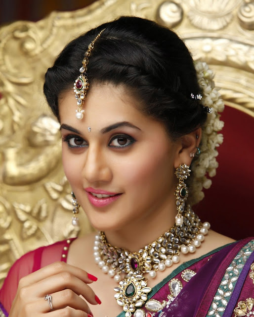 Taapsee Pannu HD Wallpaper