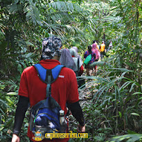 aktivitas trekking menuju menara suar ujung jaya ujung kulon