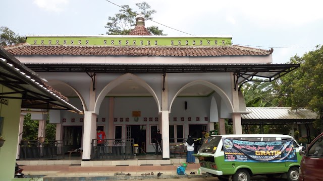 Kegiatan Bersih-bersih Masjid Fatimah Dusun Macanan Desa Banyusari Kecamatan Tegalrejo Kabupaten Magelang