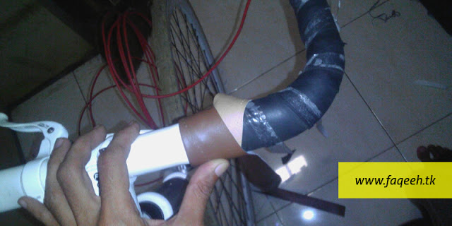 Proses Melilit Bar Tape Coklat Tua Melingkar Menutupi Coklat Muda