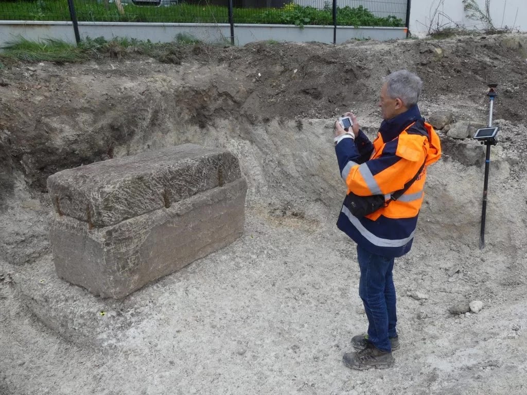 Βρέθηκε άθικτη ρωμαϊκή σαρκοφάγος 1.800 ετών με απροσδόκητους θησαυρούς στη Γαλλία