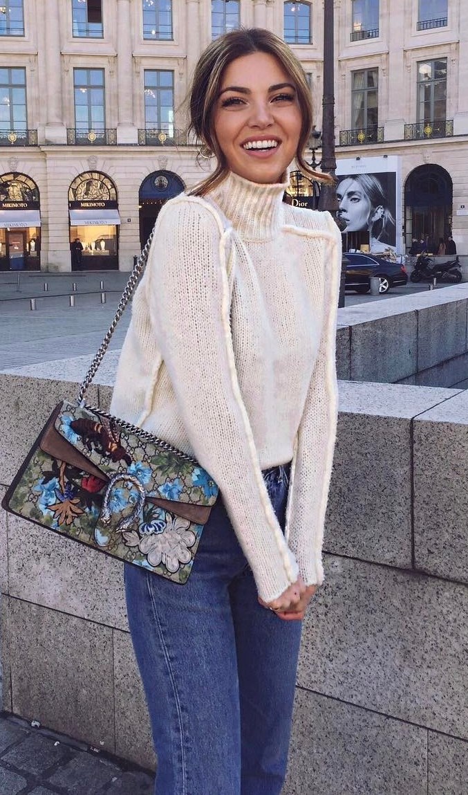 how to style a white sweater : printed bag + jeans