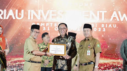 Bupati Inhil HM WARDAN Menerima Penghargaan Riau Investment Award 2023