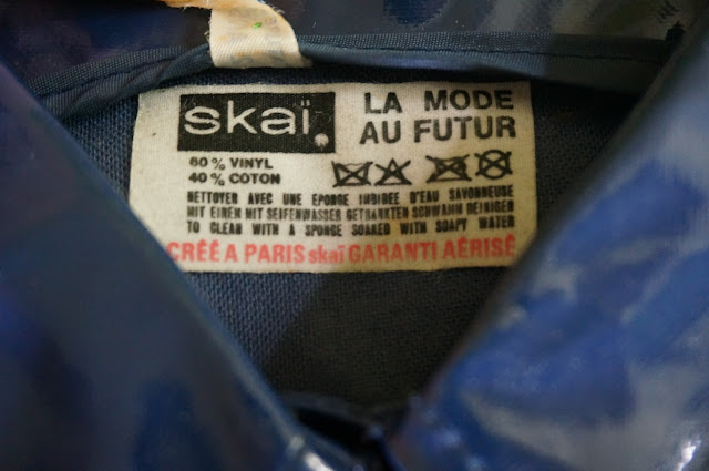 un nouveau ciré "Skaï , la mode au futur" pour môme  vintage 70s navy blue raincoat , double breasted 