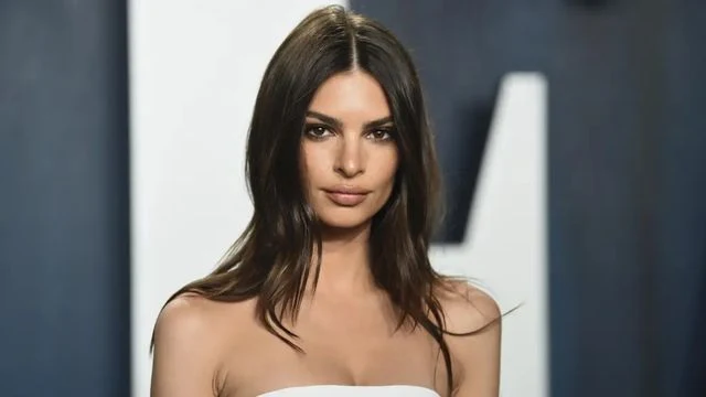 🌟 Emily Ratajkowski: La Embajadora de la Belleza Atemporal y Autenticidad 👑