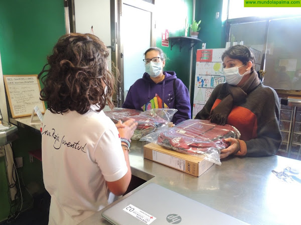 Cruz Roja y Fundación Disa atienden las necesidades tecnológicas de los jóvenes afectados por la erupción volcánica