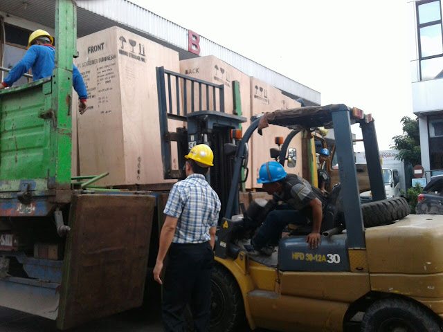 Sebuah Forklift Berkapasitas 3 Ton sedang membongkar Kabel di Daerah Ciracas Jakarta Timur