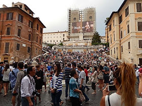 https://rp-online.de/panorama/ausland/rom-niemand-darf-mehr-auf-der-spanischen-treppe-und-dem-trevi-brunnen-sitzen_aid-44839875