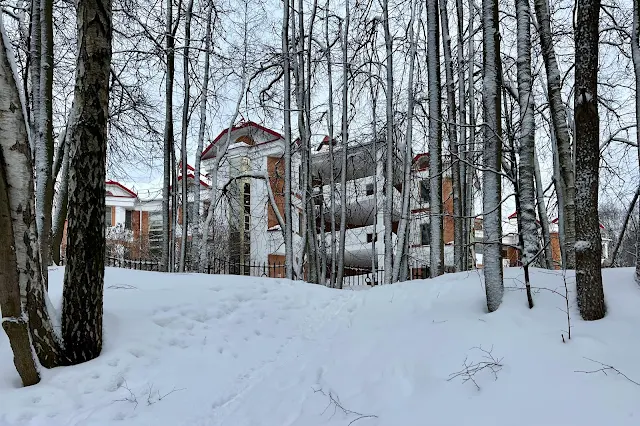 парк Битцевский лес, долина реки Чертановки, Детский бронхолёгочный санаторий № 15 (построен в 2000 году)