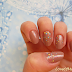 Subtelny letni manicure - kolorowe konfetti