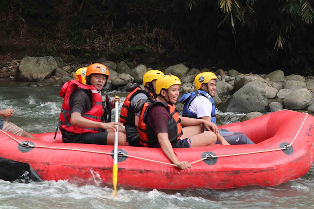 rafting arung jeram di sungai cipunagara subang