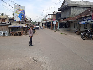 Anggota Polsek Pagelaran Polres Pandeglang Giat Strong Point Sore di Pertigaan Pasar Pagelaran  