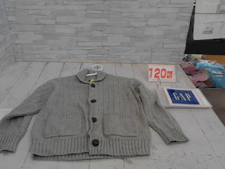 中古品　子供服　１２０㎝　GAP　グレー　ニットアウター　４９８円