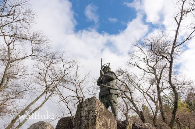 山中鹿介の銅像と裸木と岩