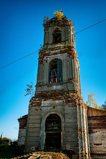 Старая заброшенная кирпичная колокольня церкви