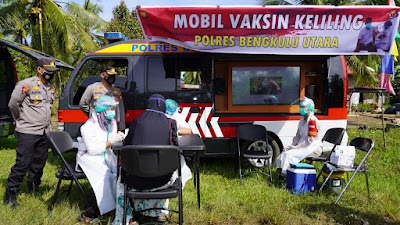 Berikan Vaksinasi Gratis, Ambulance Polres Bengkulu Utara Gesit Keliling Desa