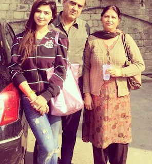 Foto Nikita Sharma dengan Orangtuanya