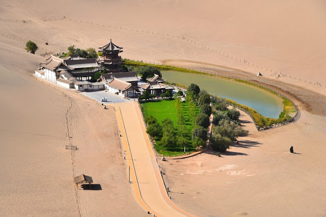 Melihat Crescent Lake, Oasis Paling Menakjubkan di China