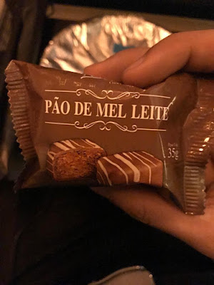 embalagem do pão de mel jantar voo Latam internacional