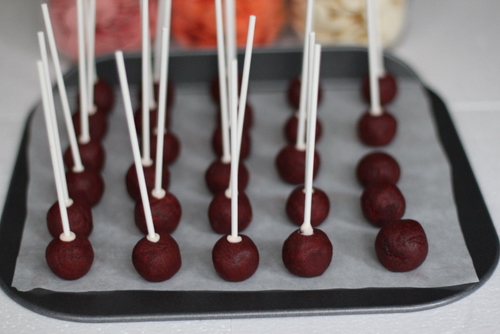 royal wedding cake pops. royal wedding cake pops.