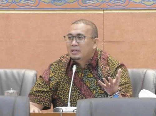 Andre Rosiade Minta Pramugari Garuda Dibolehkan Berjilbab saat Bertugas