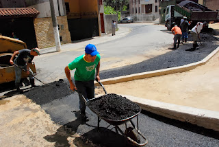 Pavimentação do recuo do ponto de ônibus em frente à praça da Beira Linha 