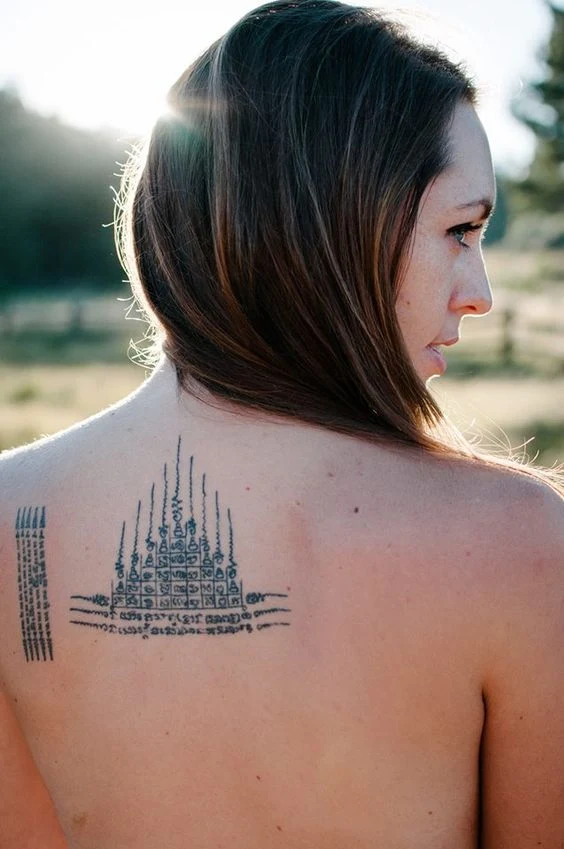Actriz tailandesa posando con tatuajes en la espalda, tattoos thai