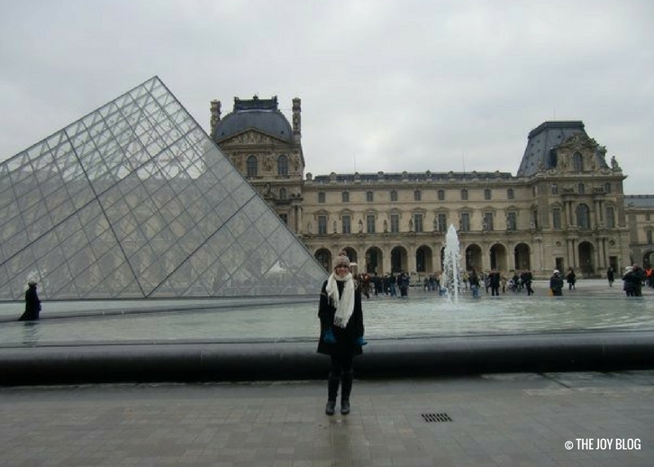 Outside the Louvre | That One Time I Went to Paris // WWW.THEJOYBLOG.NET