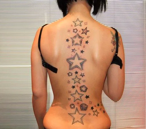 chica con tatuaje femenino, el tatuaje es muy famoso en el 2017