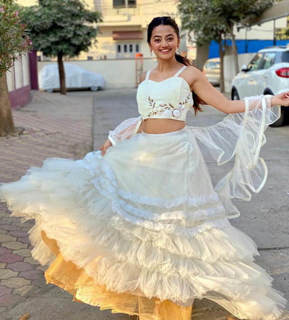 Helly Shah HD Wallpaper